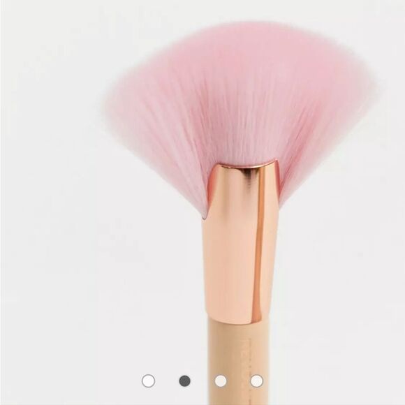 Revolution Beauty Conceal & Fix Setting Powder Duo Brush - Picture 4 of 11